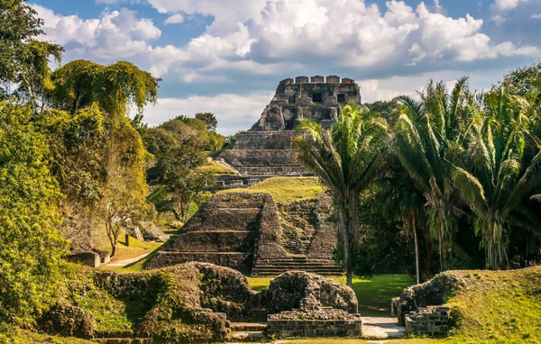 During the Spanish conquest of Yucatán Spanish friars established two Roman Catholic churches here, but a Maya revolt drove the Spanish out. 