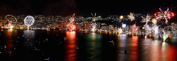 ireworks: The season’s top attraction will be a sensational New Year’s fireworks extravaganza that will accentuate Acapulco Bay. Watch the sky light up in multiple colors from the comfort of your hotel room or one of this resort city’s glorious main beaches. 