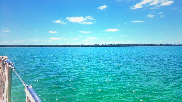 blue green water in san blas